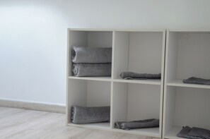 基础套房, 2 张双人床 | 浴室 | 淋浴设施、免费洗浴用品、吹风机、毛巾