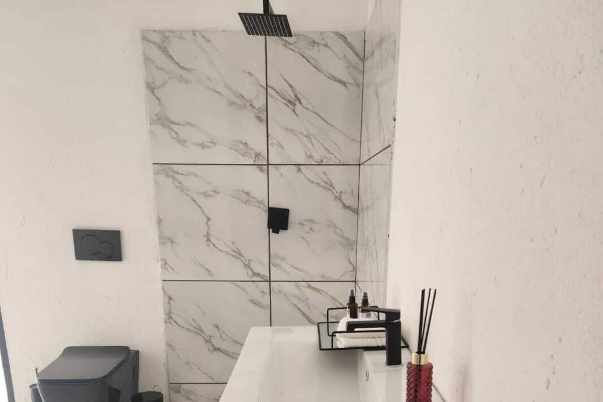 Luxury Room, 1 Bedroom, Ensuite, Mountain View | Bathroom | Deep soaking tub, rainfall showerhead, bathrobes, slippers