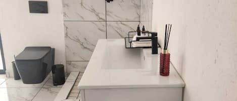 Luxury-Zimmer, 1 Schlafzimmer, mit Bad, Bergblick | Badezimmer | Komfortbadewanne, Regendusche, Bademäntel, Hausschuhe