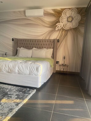 1 habitación, decoración personalizada, muebles diferentes y escritorio