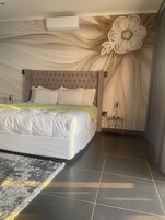 1 habitación, decoración personalizada, muebles diferentes y escritorio 