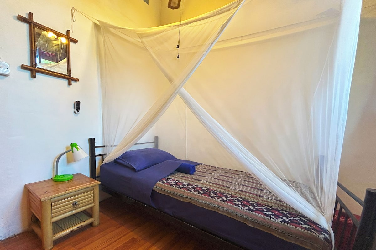 Basic Single Room, 1 Single Bed | 1 bedroom, in-room safe, desk, free WiFi