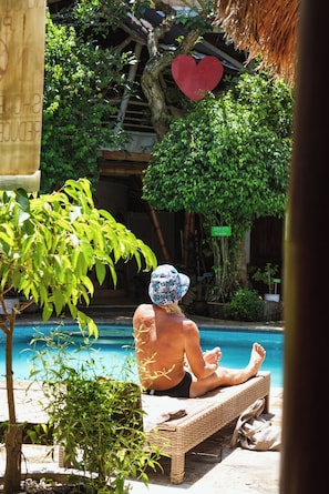 Una piscina al aire libre
