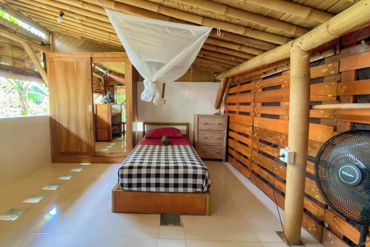 Standard dubbelrum eller tvåbäddsrum | Värdeförvaringsskåp på rummet, skrivbord, gratis wi-fi och sängkläder