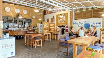 Serviço de café da manhã, almoço, jantar; vistas para o jardim