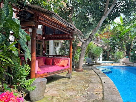 Una piscina al aire libre