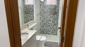 デラックス アパートメント | バスルーム | シャワー、ヘアドライヤー、ビデ、トイレットペーパー