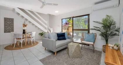 Walk to Strand sleeps 4 - 2 Bedroom 1.5 Bathroom -