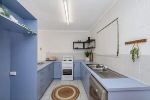 Frigorífic, microones, placa de cuina i cafetera i tetera 