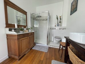 Een douche, een haardroger, handdoeken, zeep
