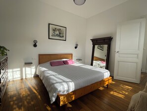 2 habitaciones, tabla de planchar con plancha y cuna de viaje 