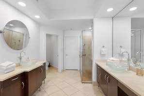 Ensemble douche/baignoire, baignoire Ă jets, serviettes fournies
