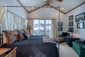 9 bedrooms, desk, travel crib, free WiFi