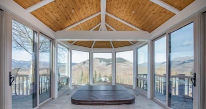 Spacious Mountain Manor with 9 bedrooms, 11 baths and Hot Tub