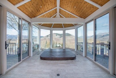 Spacious Mountain Manor with 9 bedrooms, 11 baths and Hot Tub