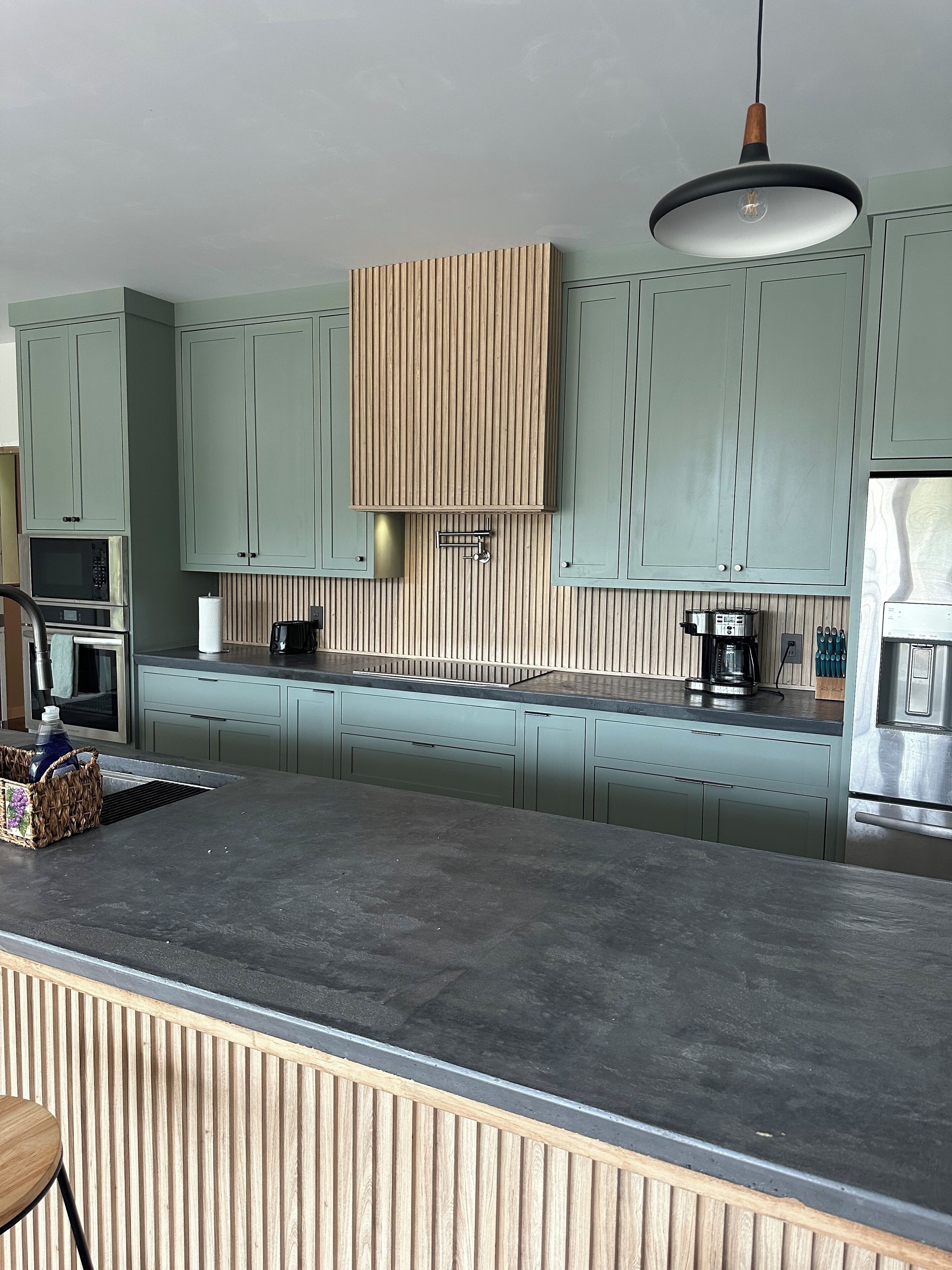 Kylskåp, mikrovågsugn, ugn och spishäll