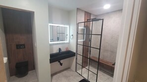 Regadera, toallas, jabón, papel de baño 