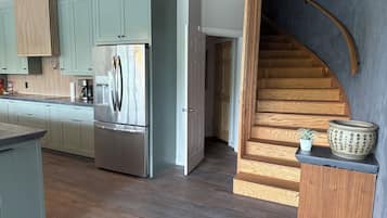 Een koelkast, een magnetron, een oven, een kookplaat