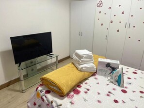 1 bedroom, WiFi, bed sheets - City Center (Battipaglia)