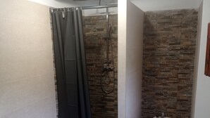 A bathroom with a shower, a sink, and a toilet. - la Cordobesa (Priego de Córdoba)