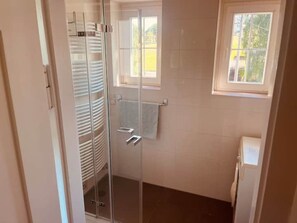 Dusch, hårtork, handdukar och tvål