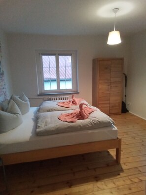 2 slaapkamers, reisbedje, gratis wifi, beddengoed