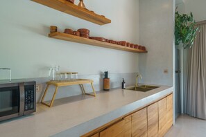 Design-huvila | Yksityinen keittiö | Jääkaappi, mikroaaltouuni, liesi, keittoastiat/astiat/ruokailuvälineet