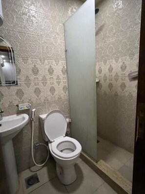 Spring water tub, hydromassage showerhead, designer toiletries - Thomas Cook pyramids  guest house (Giza)