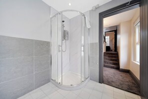 Dusche, Haartrockner, Bidet, Handtücher