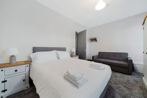 5 عدّة غرف نوم ومكواة/لوح كي وواي فاي وملاءات أسرّة