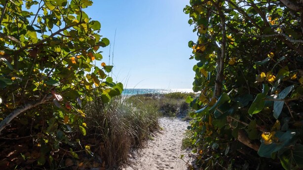 On the beach - Private Beach Access w/Pool and Tennis! (Holmes Beach)