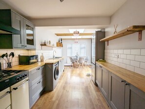 Fridge, microwave, oven, stovetop - Brook House - Emsworth  -  a cottage that sleeps 6 guests  in 3 bedrooms (Emsworth)