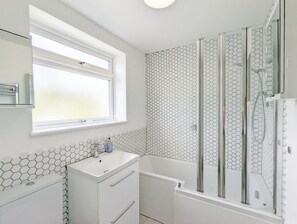 Combined shower/tub, hair dryer, towels