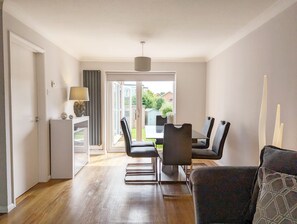 Smart TV - Brook House - Emsworth  -  a cottage that sleeps 6 guests  in 3 bedrooms (Emsworth)