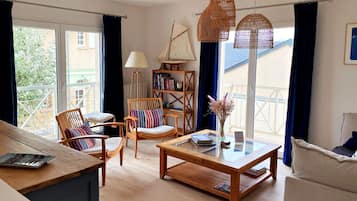 Boeken, een muziekbibliotheek en een stereo