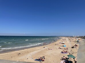 På stranden och solstolar