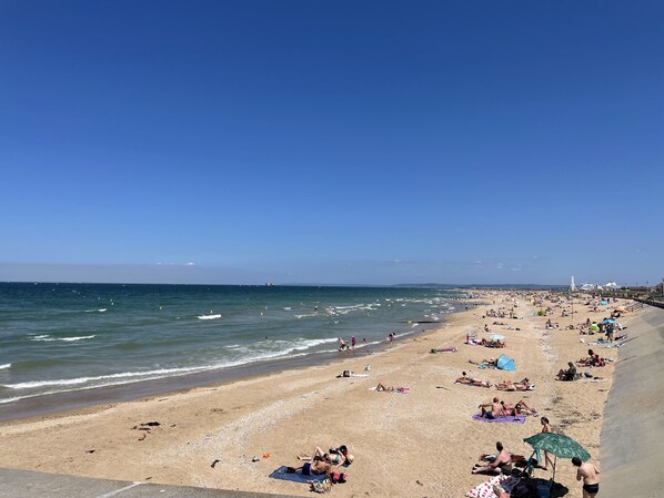 Plage, chaises longues