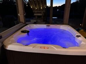 Terrace/patio - Vacation Cottage – Enjoy 4WD Beach, Hottub, Wild Horses & Canalfront Views (Corolla)