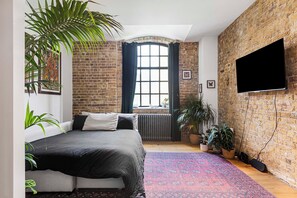 1 bedroom, iron/ironing board, WiFi, bed sheets - Beautiful Haggerston Canal Views Warehouse (London)