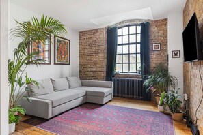 TV - Beautiful Haggerston Canal Views Warehouse (London)