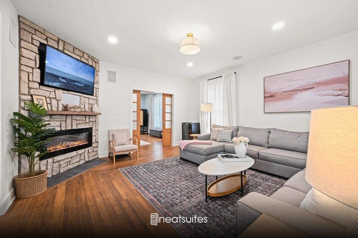 Télévision, cheminée, lecteur de DVD, chaîne hi-fi