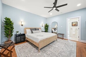 4 habitaciones, escritorio y tabla de planchar con plancha 