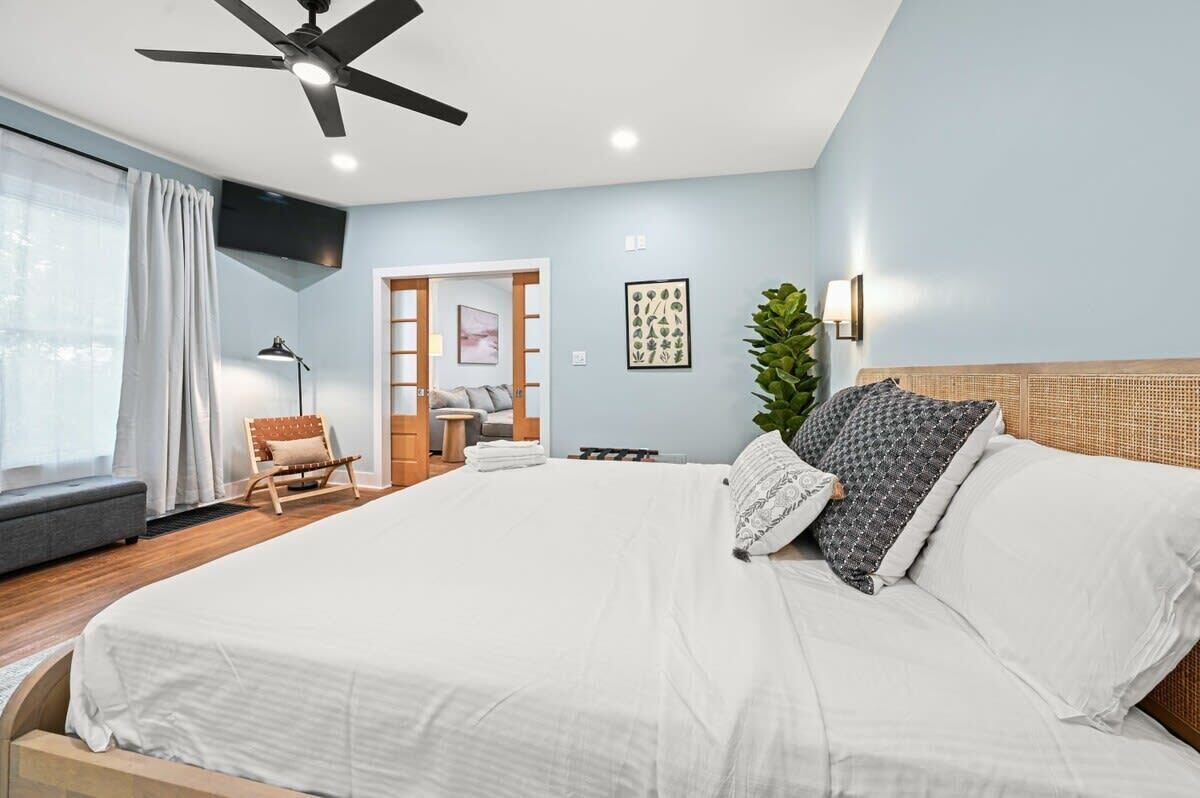 4 chambres, bureau, fer et planche à repasser, lit parapluie