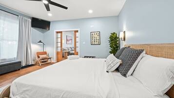 4 chambres, bureau, fer et planche à repasser, lit parapluie