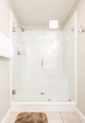 Badewanne, Haartrockner, Handtücher, Toilettenpapier