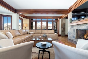 Smart TV, chimenea y oficina