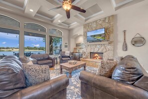 Una Smart TV, videojuegos, un futbolín, una mesa de tenis de mesa