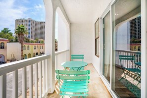 Outdoor dining - ❄️ Winter Snowbird Discount | Fully Renovated | 500ft to Beach | 2 BR - Beach Wi (Miramar Beach)