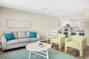 Smart TV - ❄️ Winter Snowbird Discount | Fully Renovated | 500ft to Beach | 2 BR - Beach Wi (Miramar Beach)