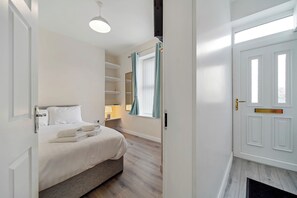 4 عدّة غرف نوم ومكواة/لوح كي وواي فاي وملاءات أسرّة